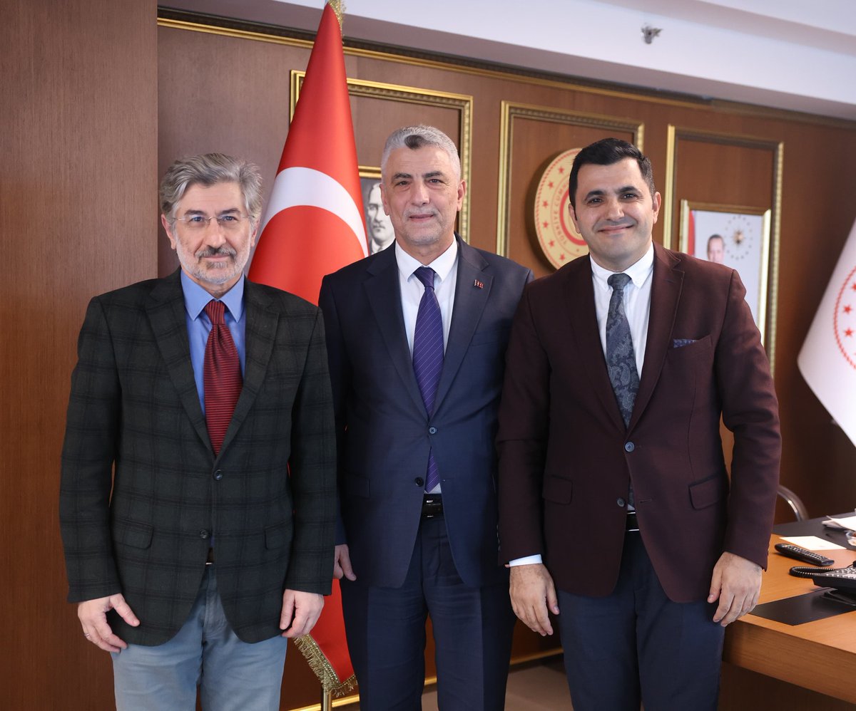 Bahçelievlerimizin yetiştirdiği mütevazi,çalışkan,vefalı,gönül insanı,kadim dostumuz Ticaret Bakanımız Sayın Prf.ÖmerBOLAT bizleri makamında ağırladı,dualarımız başta Cumhurbaşkanımız olmak üzere tüm ekibine,Allah onlardan razı olsun,güç,kuvvet versin.🇹🇷🤲