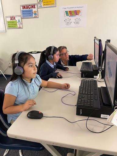 dps_k12's tweet image. 🤖This week, DPS celebrated #ComputerScienceEducationWeek! Over 7500 students participated in special lessons, including these students from Samuels, Ford, Munroe, & Kaiser. Computer science is fundamental for students to succeed in our technological world.🕹️#CSforAll #HourofCode