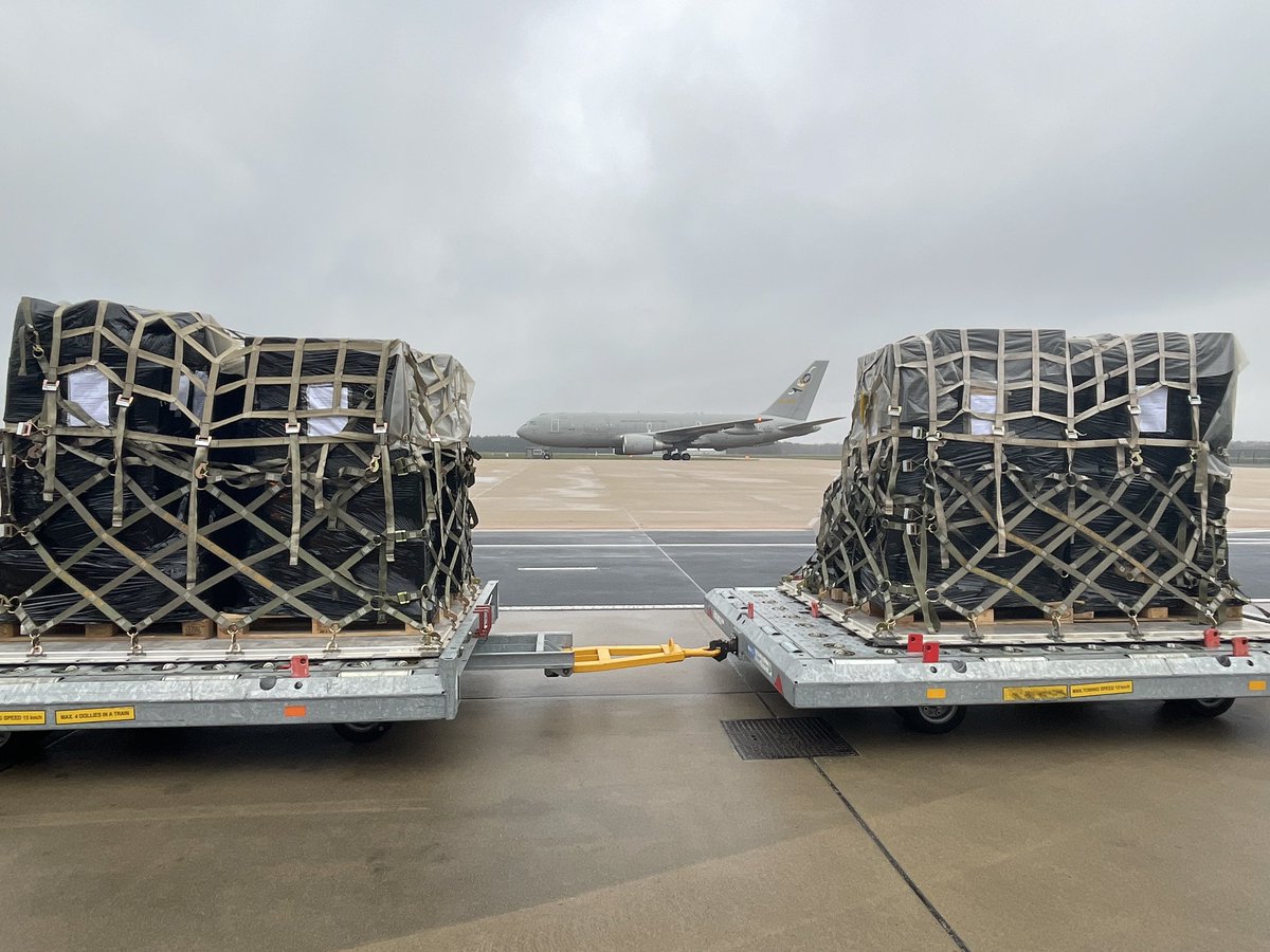 EATC_'s tweet photo. Today, an @ItalianAirForce #KC767A landed at @VlbEindhoven to ensure the transport of some judicial files from the "Special Court for Lebanon" based in the Netherlands🇳🇱to Beirut 🇱🇧.
The mission was performed under #EATC command and control
#AirMobility #TogetherWeGoBeyond https://t.co/xdwFTmWlis