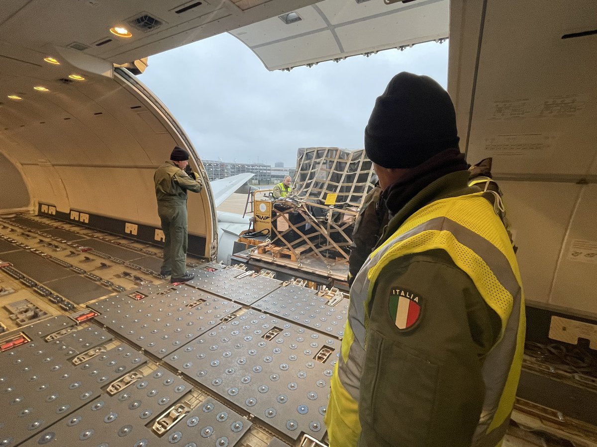 EATC_'s tweet photo. Today, an @ItalianAirForce #KC767A landed at @VlbEindhoven to ensure the transport of some judicial files from the "Special Court for Lebanon" based in the Netherlands🇳🇱to Beirut 🇱🇧.
The mission was performed under #EATC command and control
#AirMobility #TogetherWeGoBeyond https://t.co/xdwFTmWlis