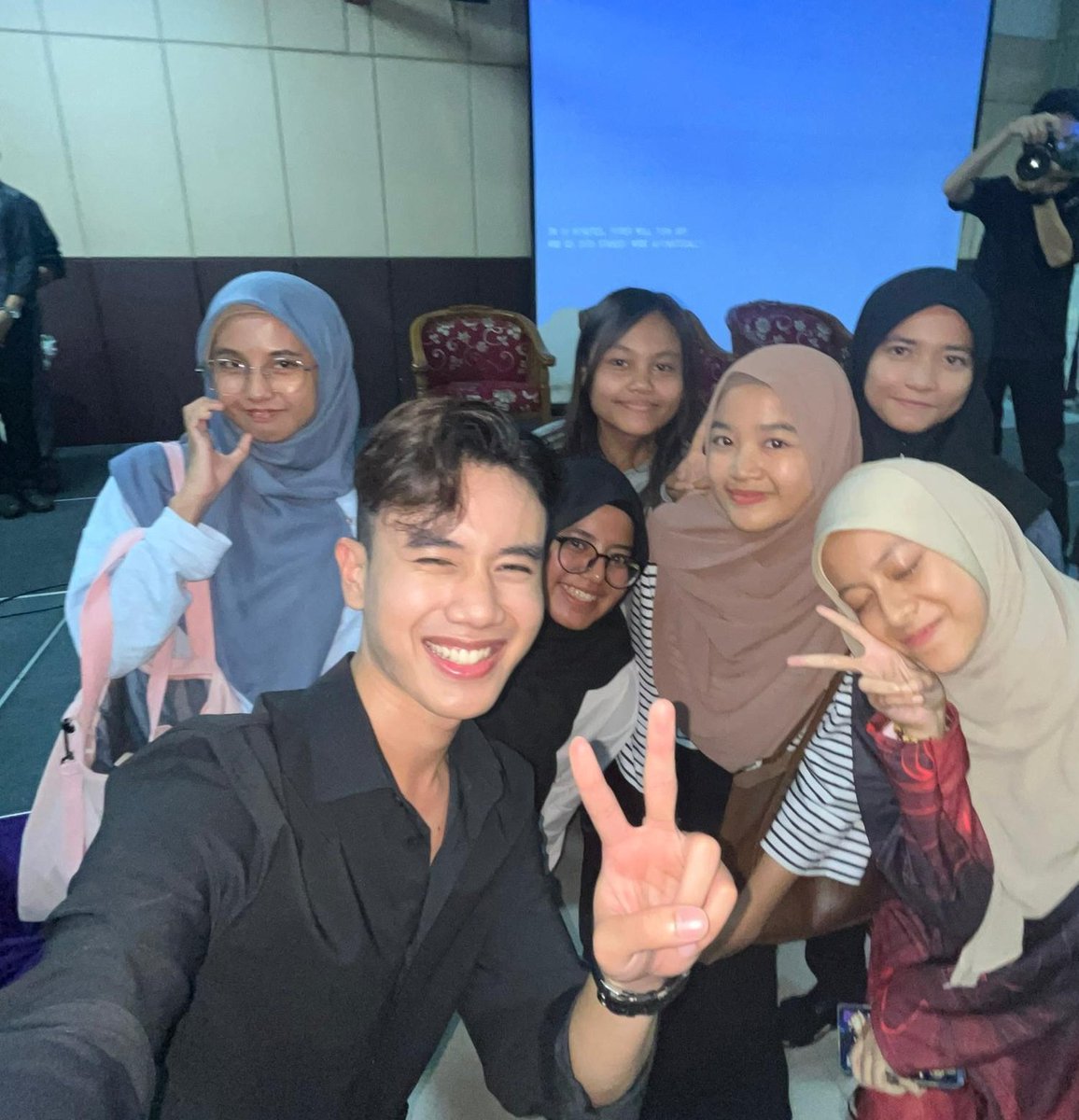kuputryyy's tweet photo. 08.12.23
so funnnn aaa srsly cant believe myself dpt jumpa emir depan2 ! kenal from this twt la ofc ! really miss the moment dulu2 suka retweet twt emir ๐คญ #emirhaqim #bethebestversion #unipurple https://t.co/AceRMU7HZt