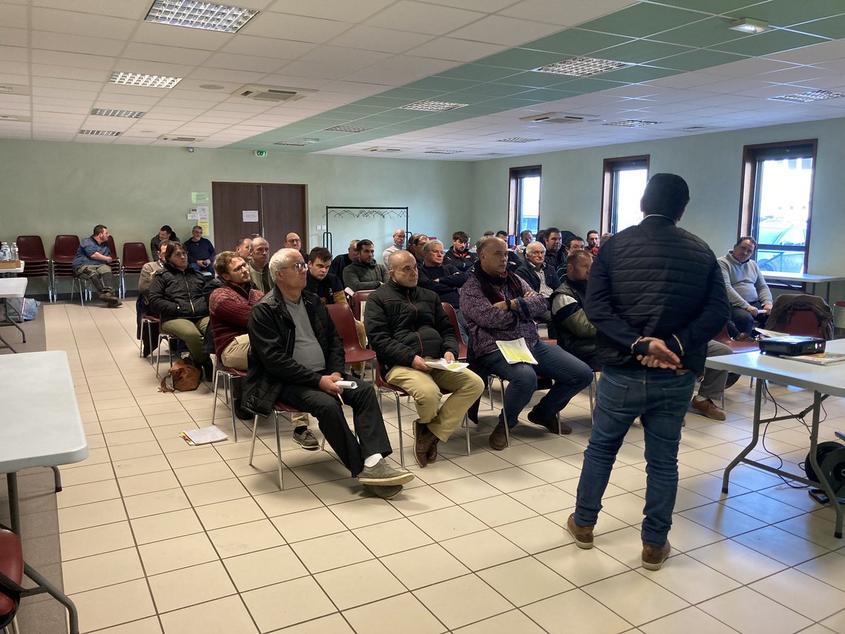 BUREAU20's tweet photo. AGRI DISTRI SERVICES (16) a officialisé ce jour lors d’une réunion technique avec ses clients l’avenir avec le groupe LANDREAU (17). #landreau, #impaact https://t.co/Jb4GGRQGfo