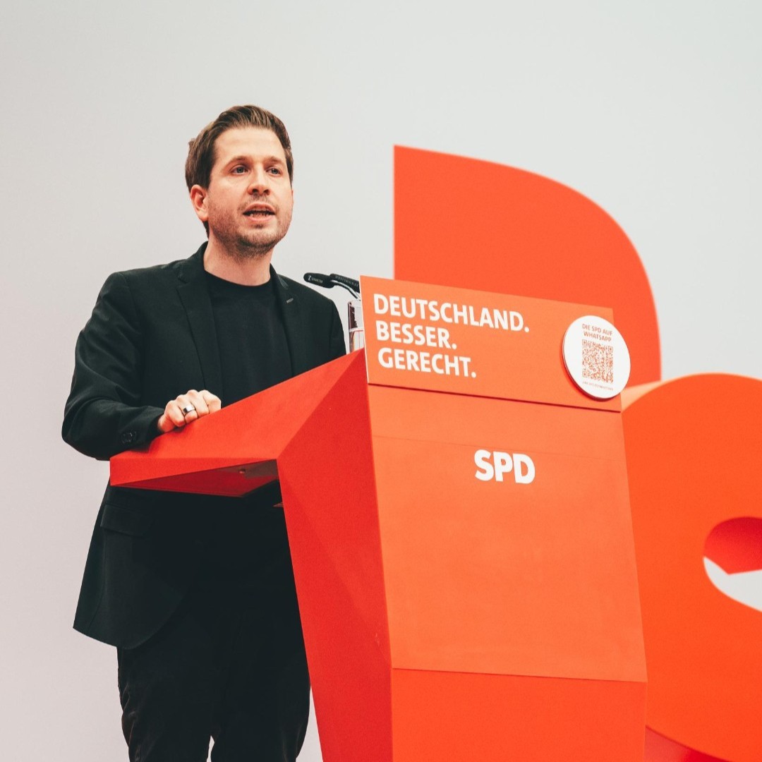 Herzlichen Glückwunsch zur erneuten Wahl als SPD-Generalsekretär mit 92,5 %, Kevin Kühnert. Wir sind stolz auf Dich, lieber Kevin! #SPDBPT23 #SozialePolitikFürDich #KevinKühnert