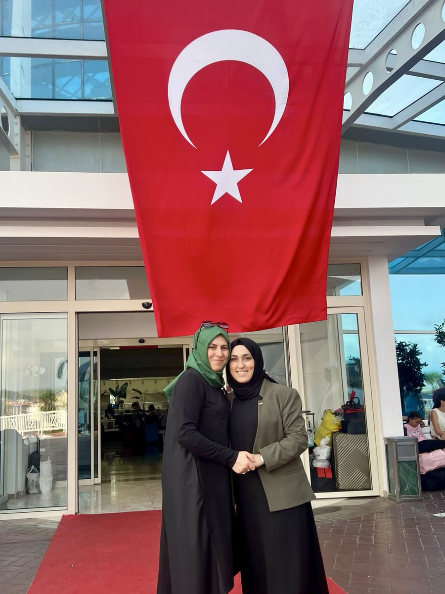 Nesibens's tweet photo. Hayatım her noktasında sırt sırta, omuz omuza, kafa kafaya yol aldığım dertleştiğim bilge teyzem,anne yarım iyi ki varsın iyi ki doğdun hem teyzem hem iş arkadaşım müdürüm oldun 💕
Nice senle senelere doğum günün kutlu olsun teyzecim 🌺 https://t.co/hzM09tQddq