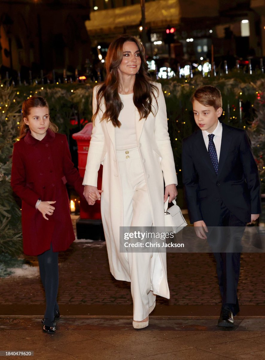 The Princess of Wales arrives with Princess Charlotte and Prince George for her ‘Together at Christmas’ Carol Concert at @wabbey tonight