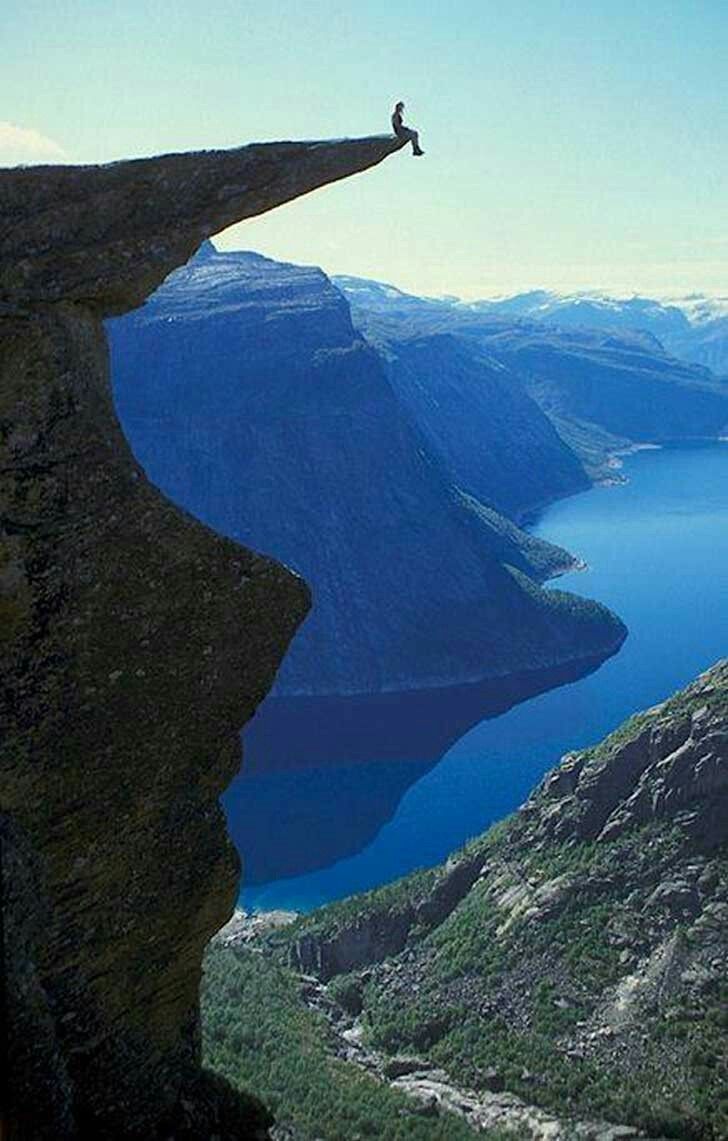 Feliz tarde😘🍀
Trolltunga es una formación rocosa situada a unos 1100 m sobre el nivel del mar en el municipio de Ullensvang en el condado de Eestland, Noruega. El acantilado sobresale horizontalmente de la montaña, a unos 700 m sobre el lado norte del lago Ringedalsvatnet.