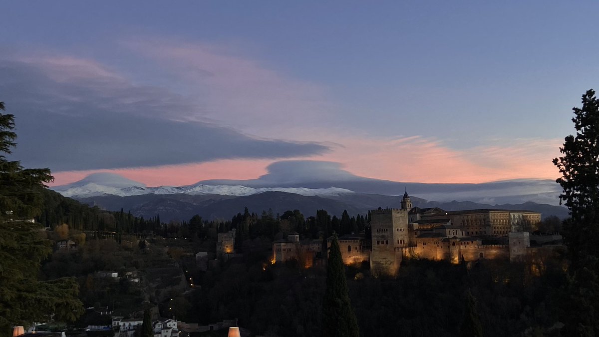 Samuel_MR17's tweet photo. Bonito atardecer con nubes lenticulares, moldeadas por el viento y la escarpada orografía de Sierra Nevada https://t.co/hkGUkPpTtF