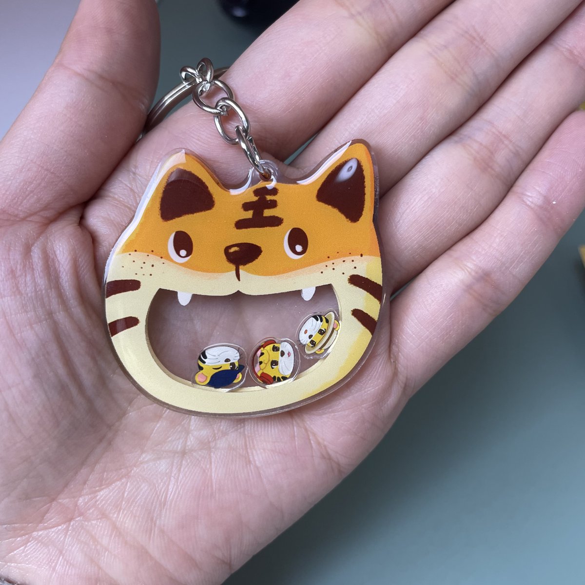 “A” & “a”!! I love the little one more🥰🥰🥰
It's tiny and easy to carry~~
What do you think?🐱

#shaker #shakerkeychain #shakercharm #shakercharms #acrylickeychain #acryliccharms #cutekeychain #cutecharms #customproducts #customanime