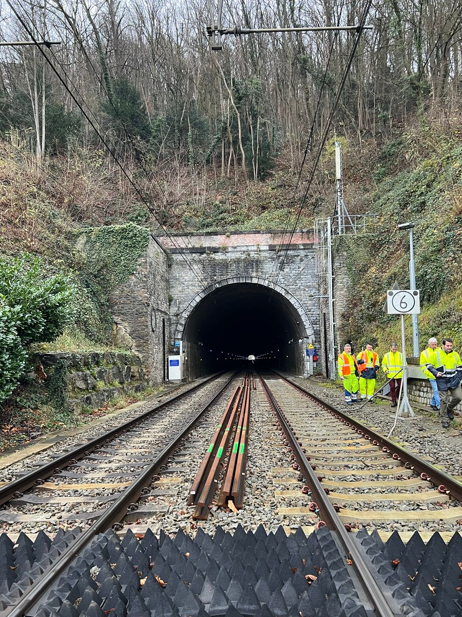 Benoit__Gilson's tweet image. Ces intrusions ont des impacts sur la sécurité, et sur la ponctualité des 🚆 : en 2022, 6 morts et 10h de retard cumulé par jour.
Ce dispositif, déjà installé au sud de la Jonction Nord-Midi (Bxl), sera déployé à d’autres endroits sensibles de notre 🛤
#securite #ponctualite