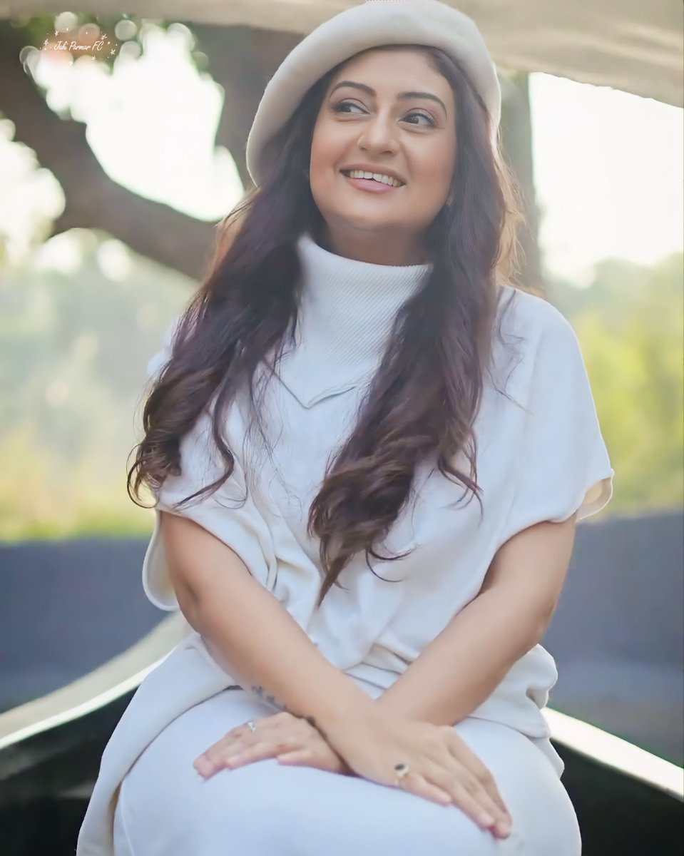 A symphony of serenity & liveliness! A girl with a refreshing spirit, serene grace & lively energy🤍🌼🕊️
.
.
#serenebeauty #tranquilcharm #freshvibes #freshandgraceful #naturalbeauty #divine #juhiparmar @iamjuhiparmar