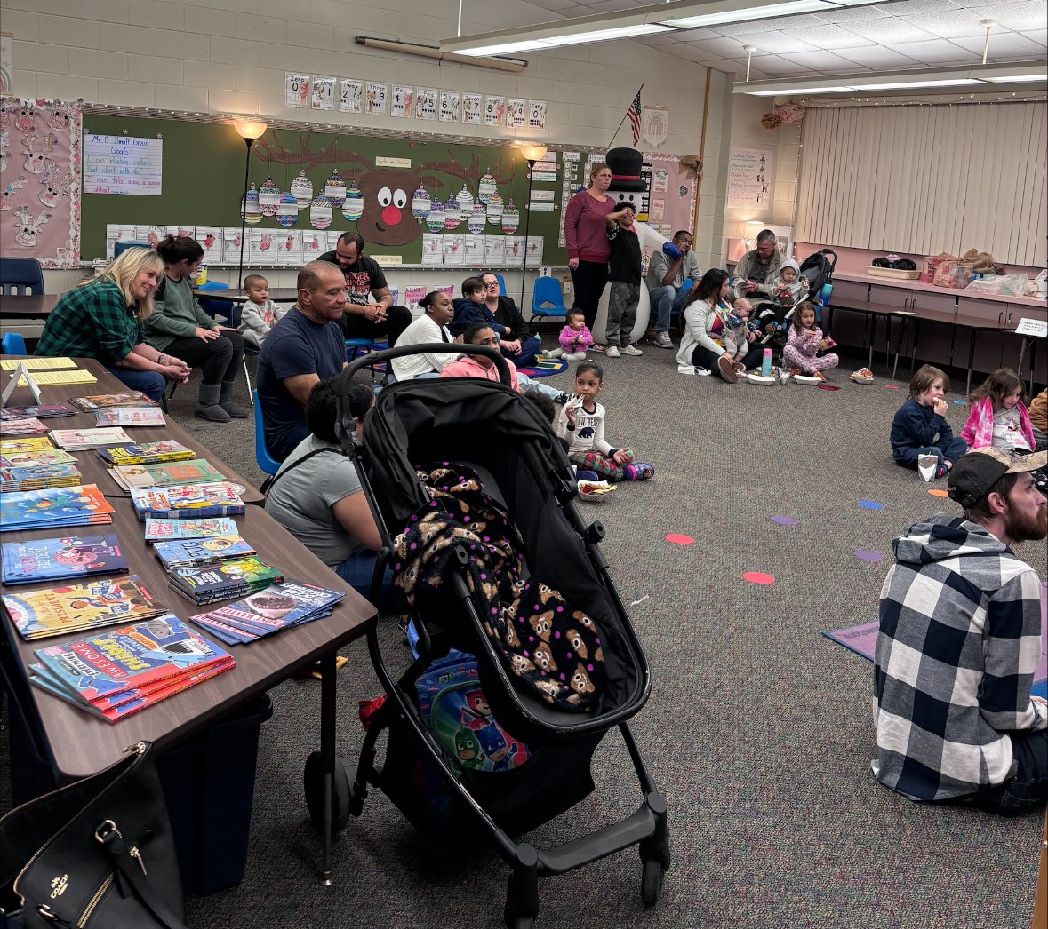 EMSpride's tweet photo. A big thank you to all the families who attended last night’s Readers Workshop! Such a fun time 🤍📚💚 #Elementary #education #teachers #staff #team #students #learn #learners #knowledge #reading #literacy #ReadersWorkshop https://t.co/KZdTqQ6w8U