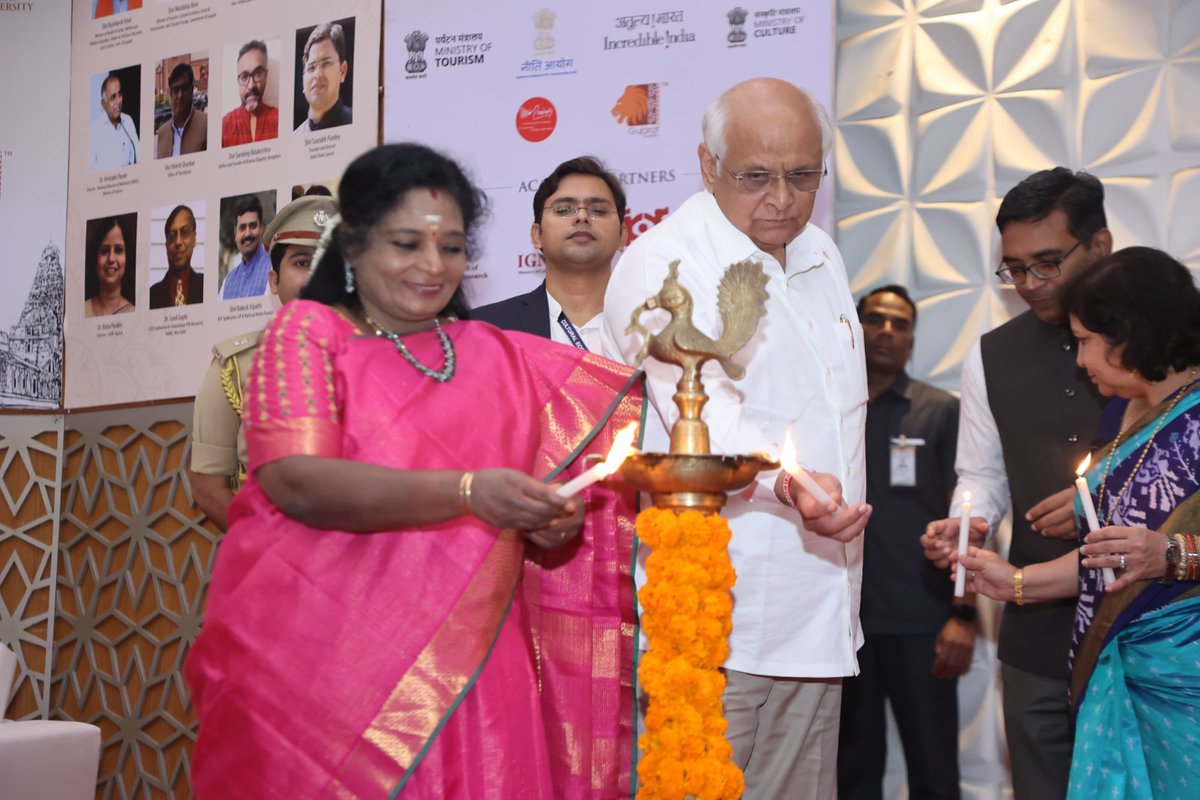 InfoGujarat's tweet photo. મુખ્યમંત્રી શ્રી ભૂપેન્દ્રભાઈ પટેલ��� તેલંગાણાના રાજ્યપાલ અને પોંડિચેરીના લેફટનન્ટ ગવર્નર શ્રીમતી તમિલિસાઈ સૌંદરરાજન તેમજ અન્ય મહાનુભાવોની ઉપસ્થિતિમાં અમદાવાદ ખાતે ઇન્ડિયા થીંક કાઉન્સિલ અને ગુજરાત યુનિવર્સિટી દ્વારા ��યોજિત ‘કલ્ચરલ ઇકોનોમી કોન્ક્લેવ’નો શુભારંભ કરાવ્યો. https://t.co/mQuOBf1153