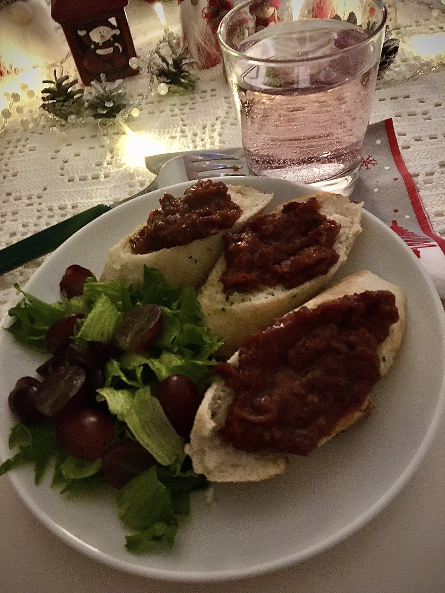 helip_j's tweet photo. 👩🍳 Tänään syötiin yrttipatonkia pulled pork bbq kera , salaattia & jano juomana vichy mehua 👌 Ja olipas muuten hyvää . Kiitos . #yrttipatonki #pulledporkbbq #nyhtöpossuabarbequekastikkeessa #jemma https://t.co/R7AKWe3vdu