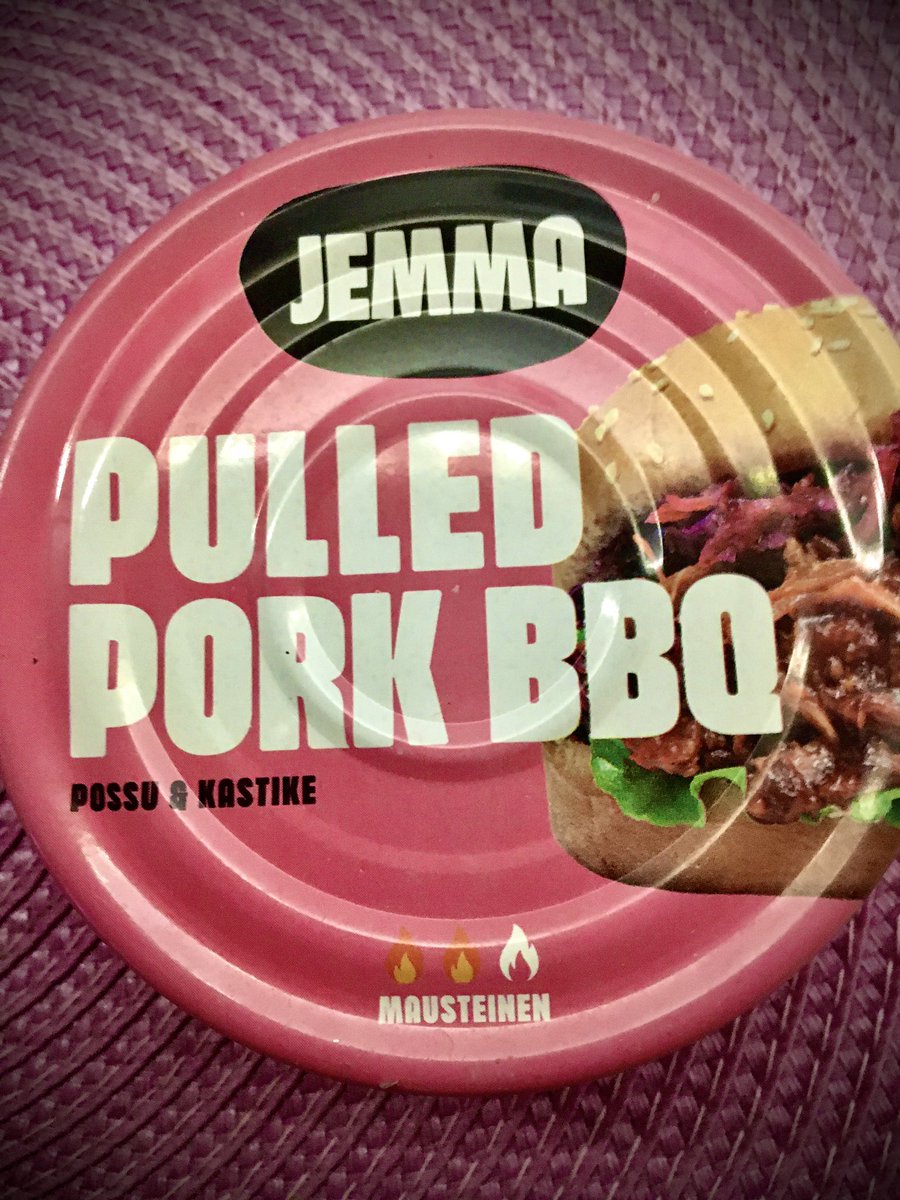 helip_j's tweet photo. 👩🍳 Tänään syötiin yrttipatonkia pulled pork bbq kera , salaattia & jano juomana vichy mehua 👌 Ja olipas muuten hyvää . Kiitos . #yrttipatonki #pulledporkbbq #nyhtöpossuabarbequekastikkeessa #jemma https://t.co/R7AKWe3vdu