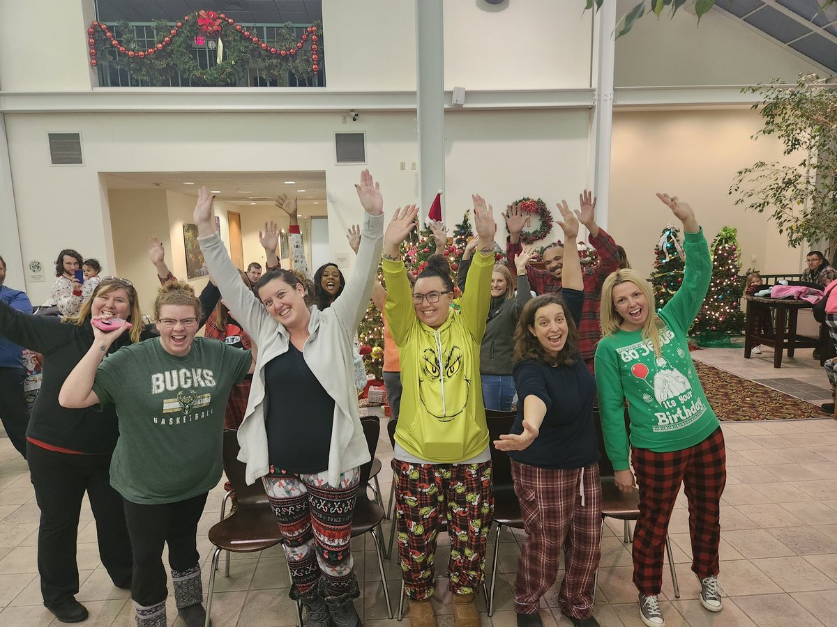 AlexCorradetti's tweet photo. 🎄📺HAPPENING NOW! @average_joedj joins us for Feel Good #Friday with all the fun holiday events this weekend! Join us now on @CBS58 News! https://t.co/MgGD9XUNOk