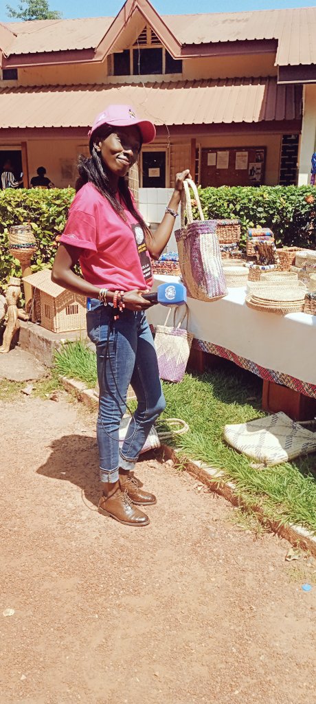 BalekossiF's tweet photo. #Bangui, le marché de Noël 2023 commence ce vendredi 8 décembre à l'@AFBanguiRCA . Durant 3 jours, divers articles sont exposés. Moi-même j'ai adoré tous les articles. Aidons nos artistes en achetant leurs produits. 
Un reportage à suivre sur @RadioGuira . https://t.co/tUVrtDIujA
