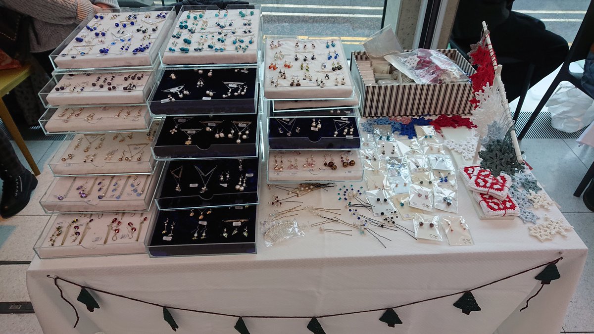 Anezka has many talents! Today she's taking part in the @EdinburghUni Charity Christmas Craft Fair with her handmade jewellery and Christmas decorations! Definitely check out her stall. She'll be there until 4pm at InSpace, 1 Crichton St, EH8 9AB. 🎄❄️