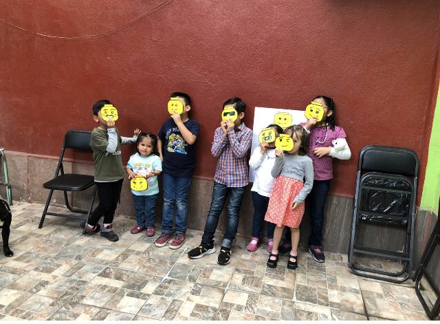 Buenos días ☀️ <a href="/aesquinca/">Antonio Esquinca</a>  y <a href="/alfa913fm/">Alfa 91.3 FM</a> vamos #caminitoAlaescuela en una alfombra voladora #LEGO 🥰😍 reportamos que MIs hijos son Fan  aquí la fiesta de mi hijo con su hermana y primos , saludos a la muchedumbre