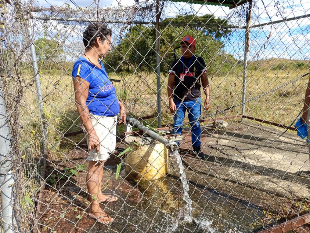 JesusCJoven's tweet photo. Reactivado pozo de aguas blancas de la comunidad el playon en cuál beneficia a más de 50 de familias con una población de 123 habitantes.
Seguimos trabajando mancomunados gobierno nacional en pro de seguir brindando atención oportuna al pueblo
 #MásViviendasParaElPueblo https://t.co/sROXld40Oz