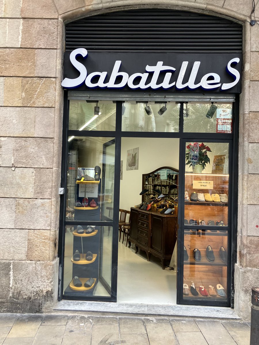 Barcelona recupera una botiga emblemàtica i entrenyable. Obligada el juny del 2021 a marxar el seu espai històric del Carrer Llibreteria —després de 70 anys— acaba de “ressuccitar” al Carrer Sant Pere Més Alt 76. Un goig retrobar-la. Feu retuits!!!