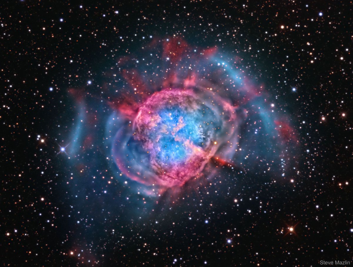 La nebulosa Dumbbell es una nebulosa planetaria. Es producto de una estrella, similar al Sol, en las últimas etapas de su vida, que ha expulsado sus capas exteriores al espacio. Está a 1000 años-luz y los colores destacan la presencia de hidrógeno y oxígeno. #FelizFinde