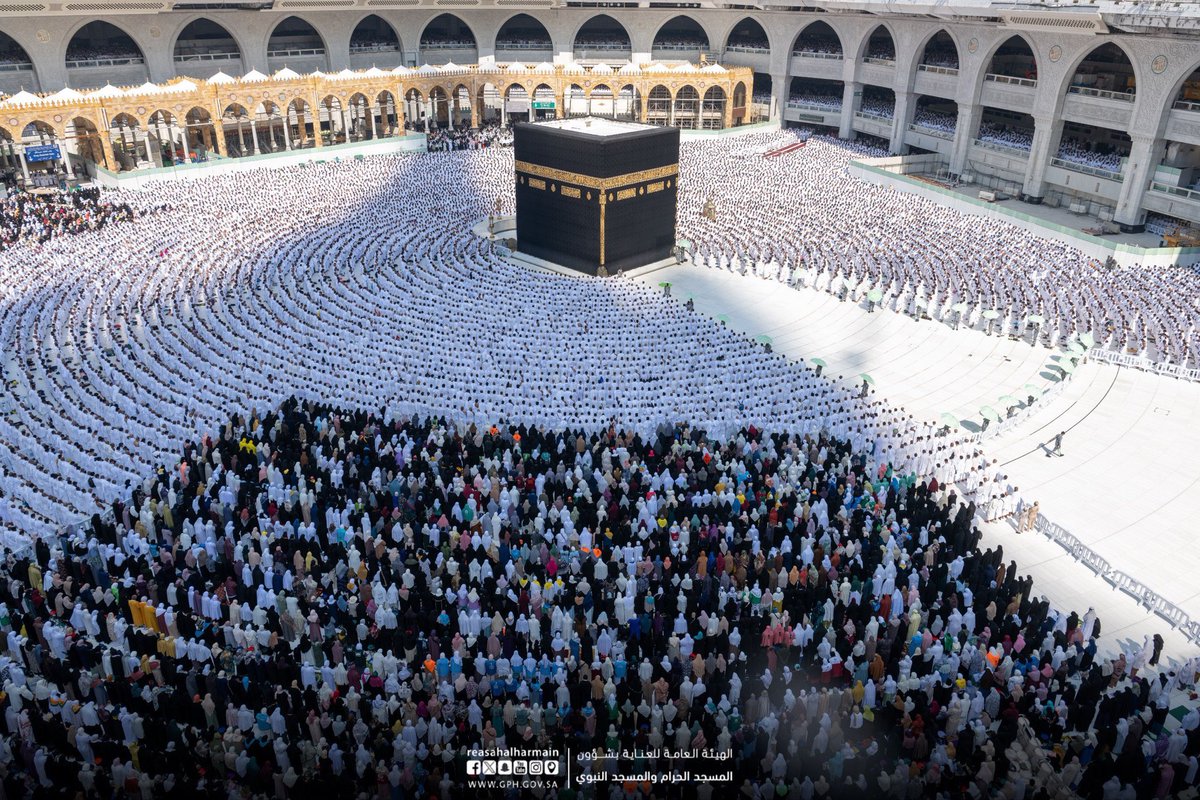 SaudiNews50's tweet photo. جموع المصلين آمنين خاشعين في صلاة الجمعة اليوم بالمسجد الحرام.

- https://t.co/ebyvrgvQZf