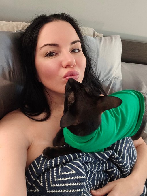 Good morning from my daily exfoliating treatment. https://t.co/onDOcXbKGq