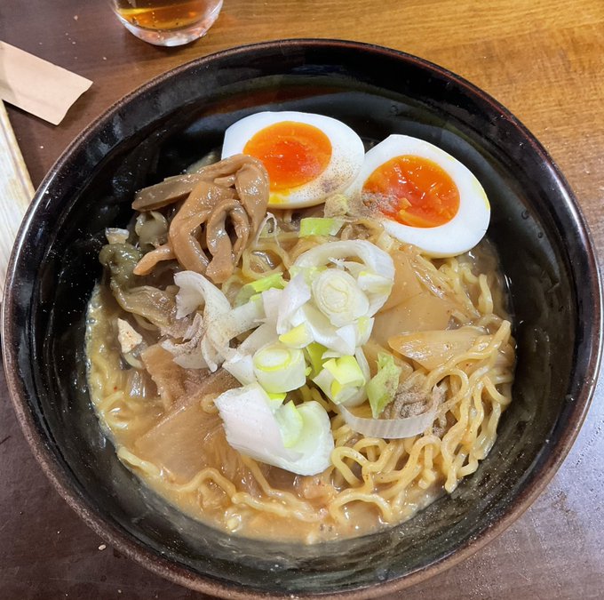 新宿で何か食べようかと思ったが、あいにく一杯の所も多かったんで、江古田に帰って来てから昨日のキムチ鍋の残りに生麺ぶち込んでキムチラーメン。もうちょっとお汁にお湯入れて希釈したほうが良かったかな?まーでもフツーに美味い。 