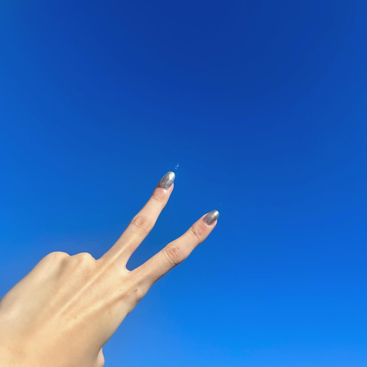 mai_ozeki.official .より
🐱<今日の空は澄んでて真っ青でした！🌞

…きれいな小関晴れ☀️！！！！
(指先のは飛行機かと思ったけど流石に違うか✈️)
#小関舞 #青空 #小関晴れ
instagram.com/p/C0l-zz4vuSS/