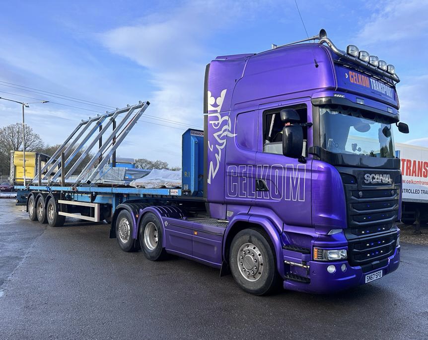 Busy morning for one of our flat beds this am - Great to move unusual freight 👌 💪

#celkom #pallettrack #generalhaulage #flatbed #heavy #oversized #proud #anyload #anylocation