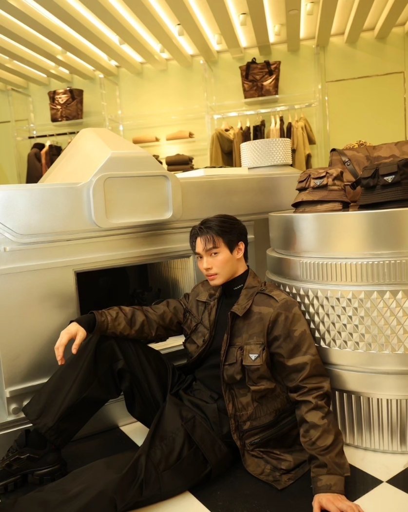 GMMTV's tweet photo. นำภาพ ‘วิน-เมธวิน’ เข้าร่วมงาน PRADA Reporter Pop-Up ที่ ฮ่องกง โดยงานจัดขึ้นวันนี้ และมีแฟน ๆ มาต้อนรับอย่างอบอุ่น 

PradaReporter X Win
#Prada 
#GMMTV https://t.co/pHkN8KazbU