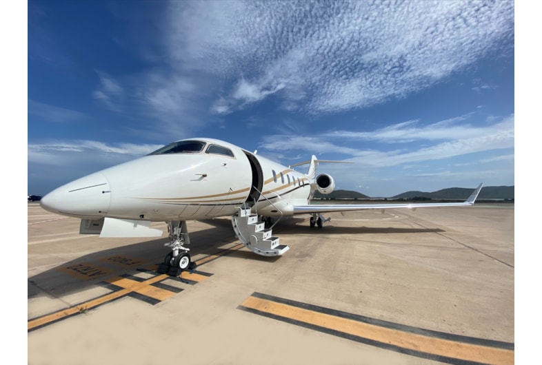 🛫2018 Challenger 350
🛬Presented by @maceaero 
⌚2,615 TT

✈️TCAS II 7.1
☁️CPDLC, LINK 2000
✈️FANS 1/A, ADS—C
☁️Engines and APU on MSP Gold
✈️Airframe on Bombardier SmartParts
☁️ACARS Comms
✈️EU-OPS 1/EASA/UK CAA compliant

➡️➡️➡️  globalair.com/aircraft-for-s…