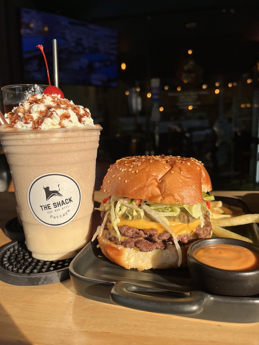 TheShackAsia's tweet photo. Some insanely delicious chef inspired smash burgers on our new menu. Including the Spicy Jalapeño and Truffle Mushroom Swiss plus much much more at The Shack Pattaya and The Shack Bangkok 💯🇦🇺🍔🥩🍺🙏
#Bangkok #Pattaya #Thailand #Trending # https://t.co/L0gOwQmAiK