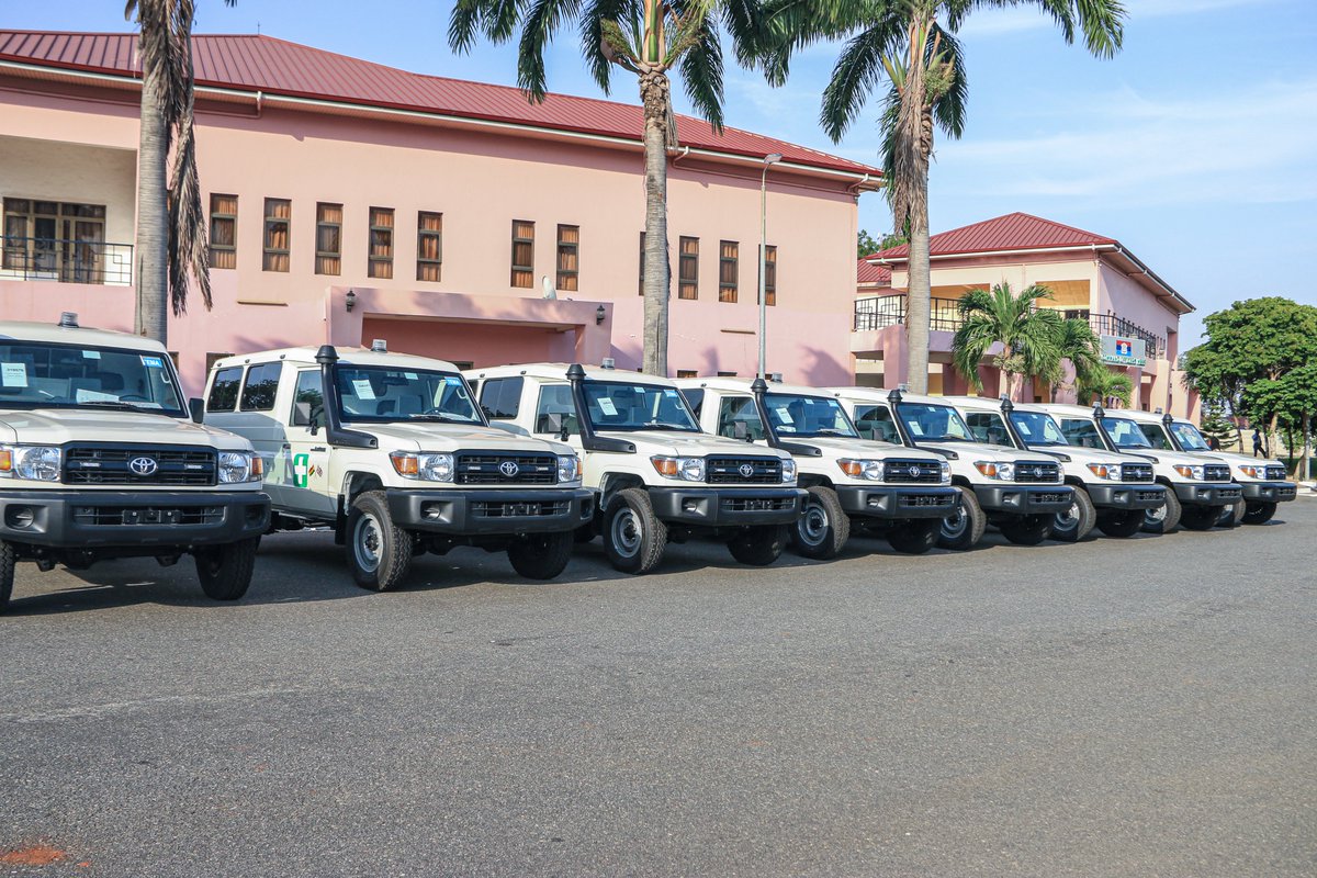 UKinGhana's tweet photo. Providing timely, high-quality medical care to those in need is of utmost importance! ⚕️

Yesterday, we donated 8 ambulances to the @GhArmedForces. These vehicles will play a vital role in the emergency response capabilities in the northern border regions. 🚑🚑

Read more 👉 https://t.co/gpzvLvzYMr