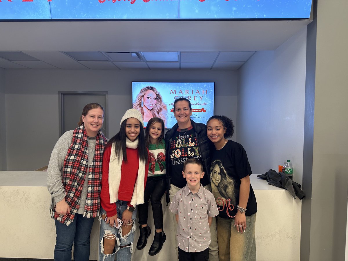 bree_bj's tweet photo. Mariah Carey Merry Christmas One and All Tour in Cleveland Ohio!🎄🎁☃️❄️ #It’stime ⁦@Jaylajosephh⁩ ⁦@jayjoe0505⁩⁦@MariahCarey⁩ https://t.co/hK9ZlrJRBA