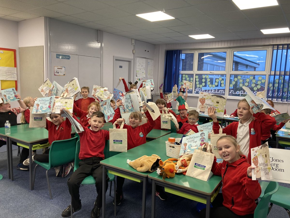 WinshillSchool's tweet photo. Year 3 had a great time meeting the elves from Severn Trent Water yesterday. They competed a Christmas quiz, sang a song about what we should flush down the toilet and received some lovely goodie bags. Thank you @stwater 😃
#DreamBig #JohnTaylorMAT https://t.co/nhUxxvVIq8
