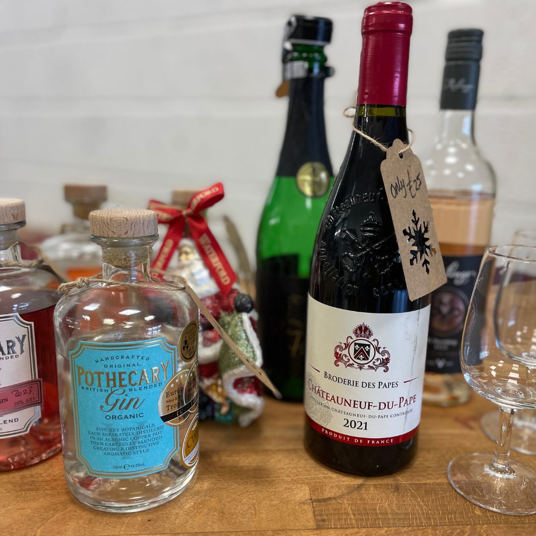 We're open till 6pm tonight with free tastings of our wine of the week:
Broderie des Papes
Chateauneuf-Du-Pape 2021
Was £28.95 Now Only £25
and
in our local corner they'll also be a chance to try some of the range of Pothecary Gins and Marlings Rose.
#Marlings#Pothecarygin
