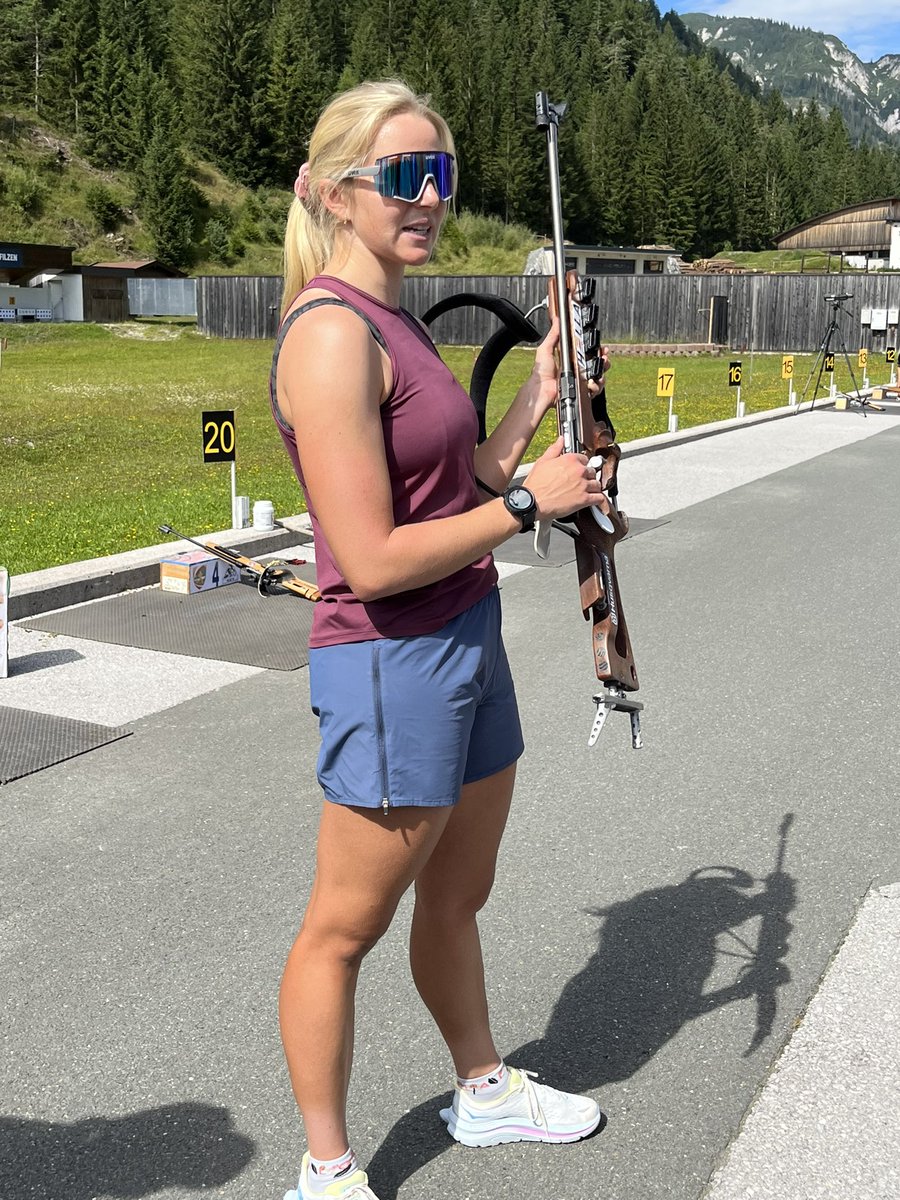 IreneW1812's tweet photo. Auch ich habe heuer in Hochfilzen unter der Anleitung von #LisaHauser auf die winzigen Scheiben geschossen!
Hoppauf #LisaHauser und viel Glück!!!🍀 🍀🍀🍀🍀🍀 https://t.co/WNtuAHkws9