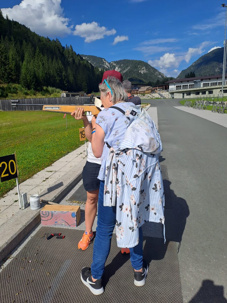 IreneW1812's tweet photo. Auch ich habe heuer in Hochfilzen unter der Anleitung von #LisaHauser auf die winzigen Scheiben geschossen!
Hoppauf #LisaHauser und viel Glück!!!🍀 🍀🍀🍀🍀🍀 https://t.co/WNtuAHkws9