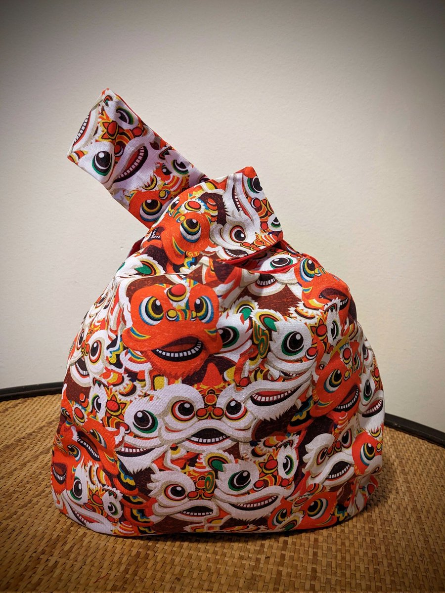 🉐️🉐️
Get ready for the 2024 Year of the Dragon with this handcrafted dancing lion knot bag, currently on sale 🎄🎄
Visit my shop for Asian-inspired bags, coin pouches and earrings !
redkimonokraftz.etsy.com/listing/135941…