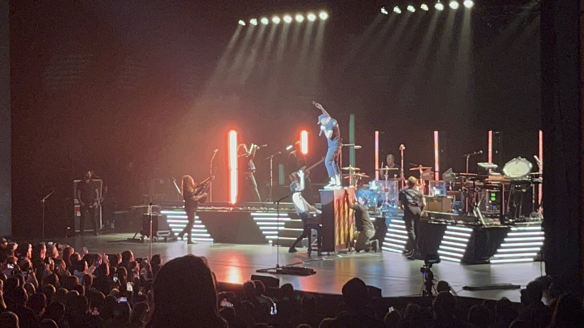 laurenxann's tweet photo. One Republic was freaking amazing!!! Ryan is so funny &amp; sweet! During one of the songs he handed his tambourine to a little kid in the front to let him shake it for a bit.Then people were going up to the stage &amp; putting their hands up &amp; he made sure to shake every single one 🥹❤️ https://t.co/10cSJ90h7O