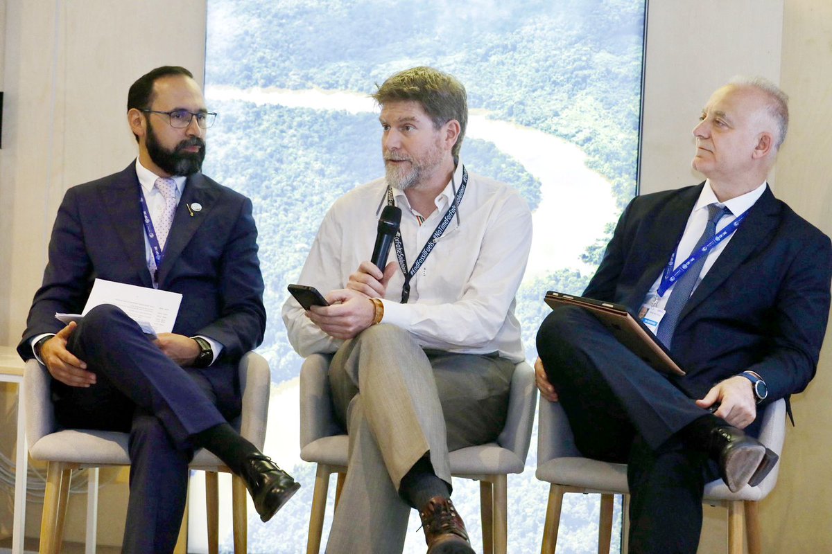 🇨🇴 "When officials talk about a reductions in 'tons of CO2 equivalent' it doesn’t mean much to everyday citizens." - NRGI's <a href="/antonio_hill/">Antonio's out, no longer posting</a> at the #COP28 #Colombia pavilion. 

(📷 Felipe Orozco, CO Min. of Mines)
1/2