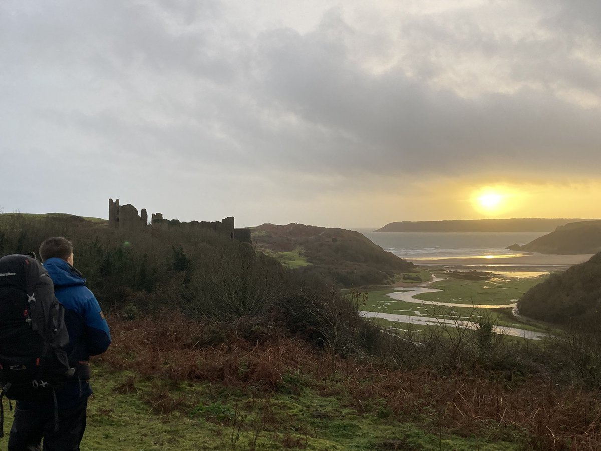 adventurebrit's tweet photo. I lovely day with a group yesterday at Three Cliffs Bay and Pennard Castle on Gower. We’re blessed to have stunning mountains and an outstanding coastline on our doorstep to use. #gower  #hiking #adventure #wales https://t.co/WtUyqq6X9C