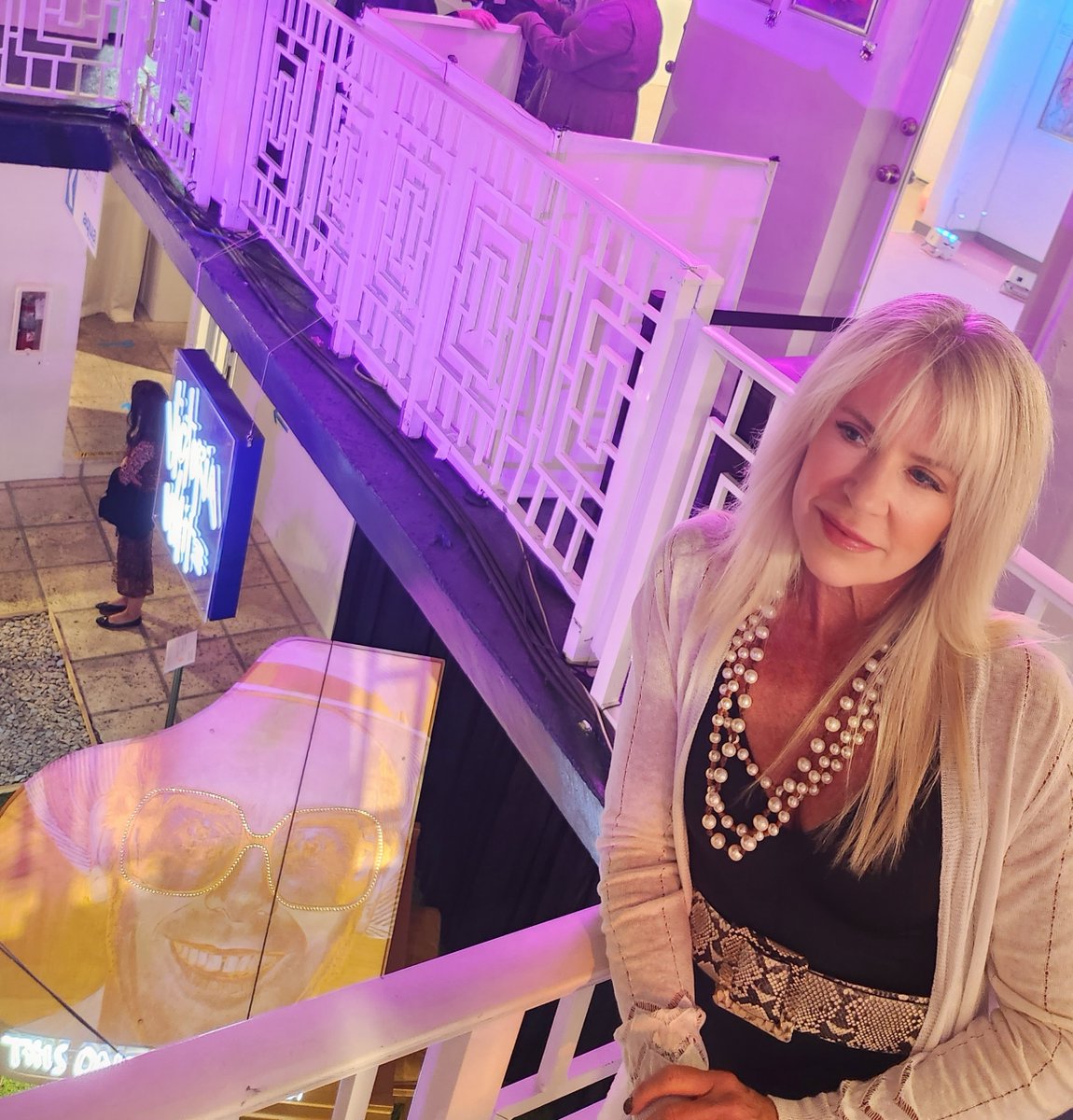 KimCameronMusic's tweet photo. Another fab night in #MiamiBeach @aquaartmiami .  Complete with #eltonjohns face on the piano below.  🎹

#art #miami #artweek #kimcameron #chartingartist #singer #songwriter #artlover #aqua #artbasel #toomuchfun #neonlights https://t.co/zEehkac1j4