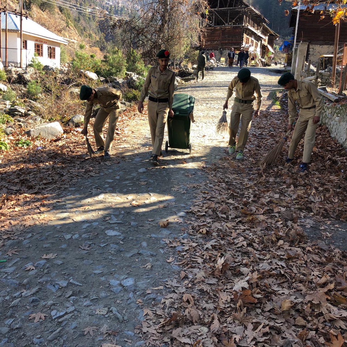 SwachathaPakhwada, #IndianArmy conducted a #cleanlinessdrive along with NCC cadets and locals of Keran village, aimed to promoting hygiene and community responsibility. Activities included waste collection, awareness programs and workshops.
#BadaltaKashmir 
#FridayMotivation