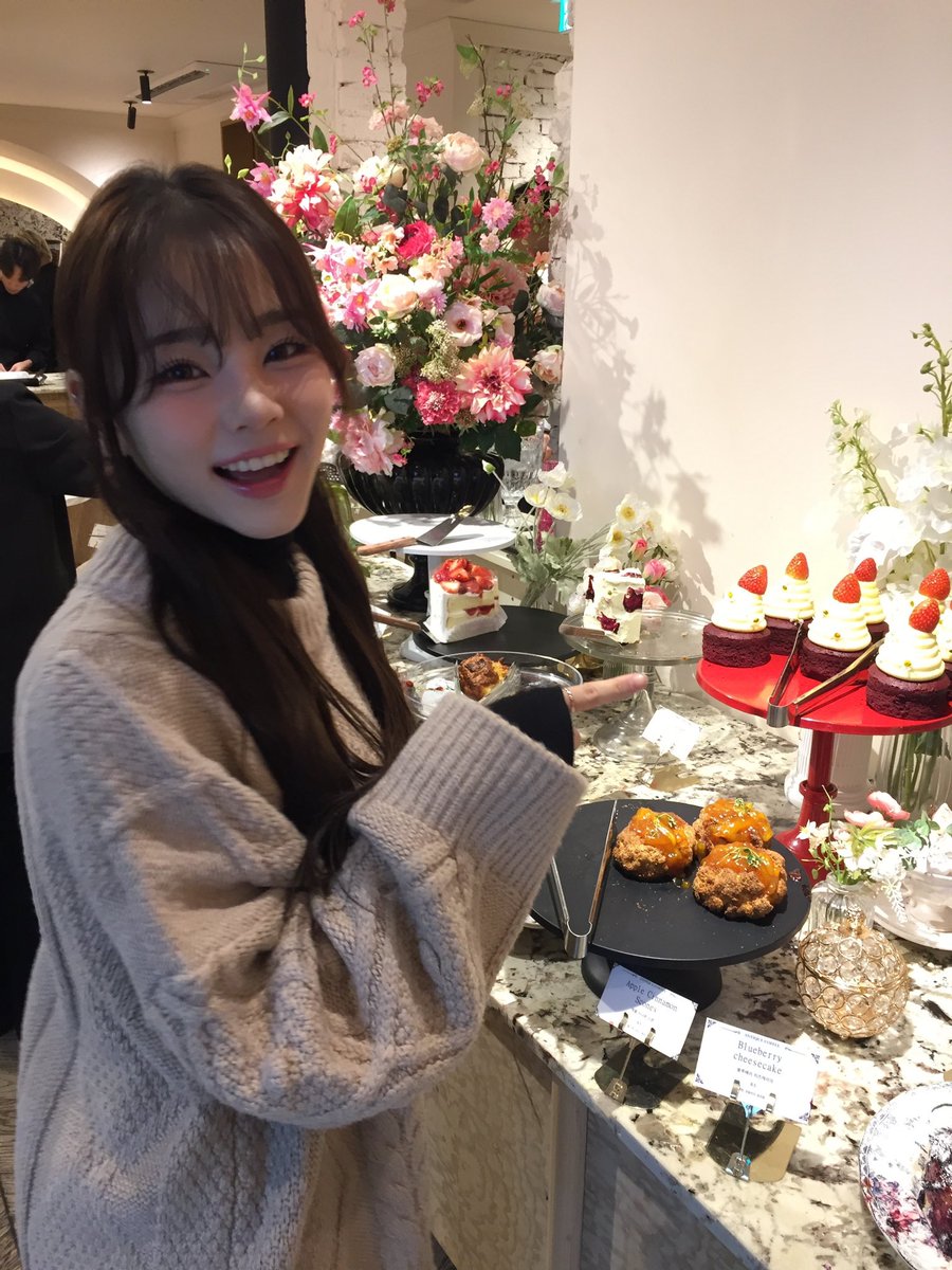 시현이가 아주 조아하는 디저트💕🍰 그리고 신난 시현이… 😊

#첫사랑 #CSR #시현 #SIHYEON