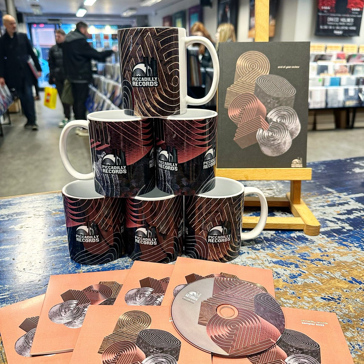 PiccadillyRecs's tweet image. Our End of Year mugs, booklets and CD samplers.

piccadillyrecords.com

Designed by @markbrownstudio