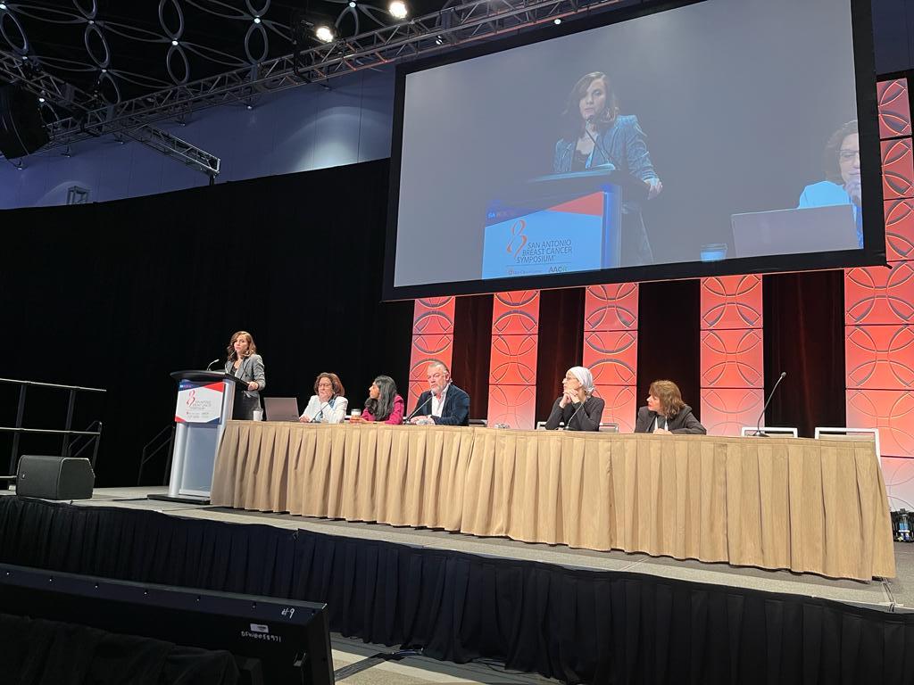 Exciting #SABCS23 session in the Stars at Night Ballroom on enhancing #Immunotherapy for #TNBC! Discover insights from the #ATRACTIB study, which combined atezolizumab, paclitaxel &amp; bevacizumab for 1L advanced TNBC.