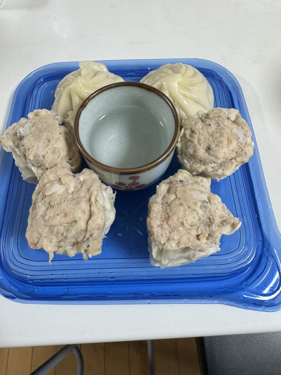 fumicado's tweet photo. チルド焼売とかをちょっと食べたいけど蒸すのめんどいとか蒸し器持ってないとかあるやん？
そういう時にはジップロックコンテナを使うとめちゃ楽なんやで☺️

・蓋にシュウマイを置いて、真ん中にお猪口などでお水を置く。
・コンテナ本体を被せて電子レンジで1〜2分。

これで蒸し立ての焼売になるよ☺️ https://t.co/gbxofM5R7e