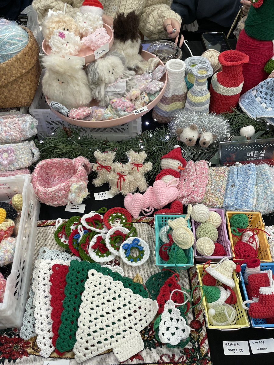 이번 플리마켓엔 저희 베른샵에서
뜨개친구들만 데려갔는데 다들 귀여워해주셔서 뿌듯했던 하루…! ⚡️🤍 다음에 또 함께해요 🤍